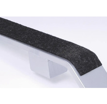 Detailansicht eines Möbelgleiters mit Filzgleitfläche auf einem Möbelbein.