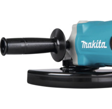 Makita Winkelschleifer mit Seitengriff und Schutzhaube. Makita Logo auf dem Gehäuse.