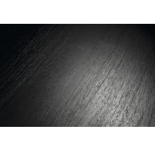 Nahaufnahme einer strukturierten Oberflaeche mit Holzmaserung in Schwarz.