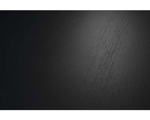 Nahaufnahme einer dunklen Oberfläche mit feiner Holzmaserung.