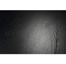 Nahaufnahme einer dunklen Bodenoberfläche in Holzoptik mit ausgeprägter Maserung und Astlöchern.