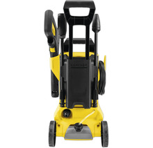 Kärcher Hochdruckreiniger Rückansicht mit Zubehör wie Spritzpistole, Strahlrohren, Schlauch und Rädern.