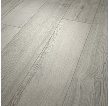 Laminatboden in hellgrauer Eichenoptik mit Holzmaserung und strukturierter Oberfläche.