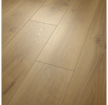 Laminatboden in Eichenoptik mit authentischer Holzmaserung und sichtbaren Ästen.