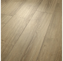 Laminatboden in Eichenoptik mit strukturierter Oberfläche und sichtbarer Holzmaserung.