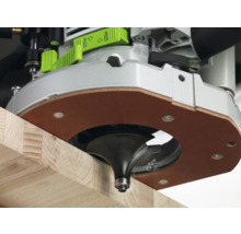 Oberfräse beim Fräsen einer Holzkante mit einem Kantenfräser.