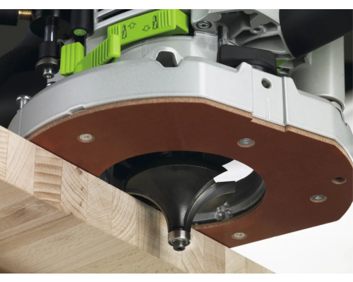 Oberfräse beim Fräsen einer Holzkante mit einem Kantenfräser.