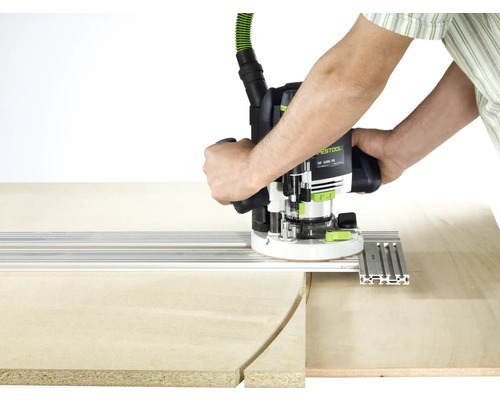 Festool Oberfräse wird mit einer Führungsschiene auf einer Holzplatte zum Fräsen verwendet.
