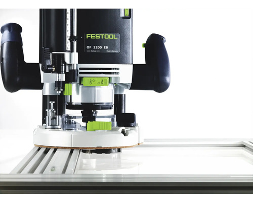 Festool Oberfräse OF 2200 EB im Einsatz auf einer Führungsschiene für präzise Holzbearbeitung.
