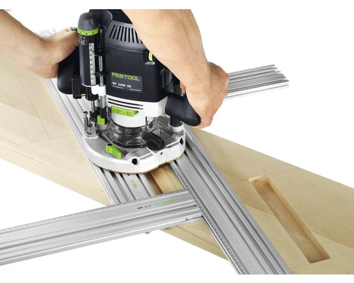 Festool Oberfräse OF 2200 EB wird mit einer Multi-Frässchablone auf einem Holzbrett geführt.