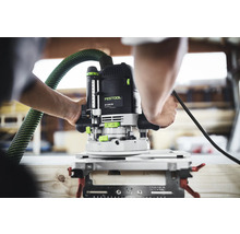 Festool Oberfräse OF 2200 EB bei der Holzbearbeitung in einer Werkstatt mit angeschlossenem Absaugschlauch.