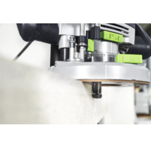 Oberfräse bei der Bearbeitung einer Materialkante.