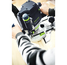 Person bedient eine Festool Oberfräse OF 2200 EB auf einem Holzstück.