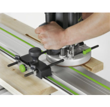 Festool Oberfräse mit Führungsschienen-Adapter im Einsatz auf einer Führungsschiene beim Bearbeiten eines Holzbretts.
