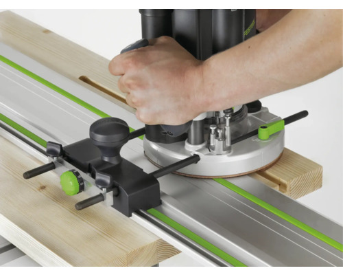 Festool Oberfräse mit Führungsschienen-Adapter im Einsatz auf einer Führungsschiene beim Bearbeiten eines Holzbretts.