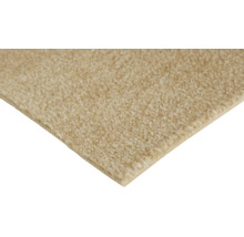 Beigefarbener Teppichboden mit weichem Flor und Textilrücken.