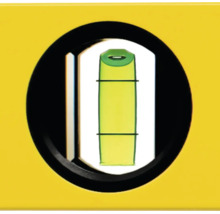 Nahaufnahme der vertikalen Libelle einer Wasserwaage.