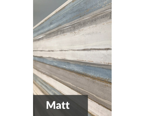 Detailaufnahme einer Wanddekoration mit matter Oberfläche und horizontaler Streifenstruktur.