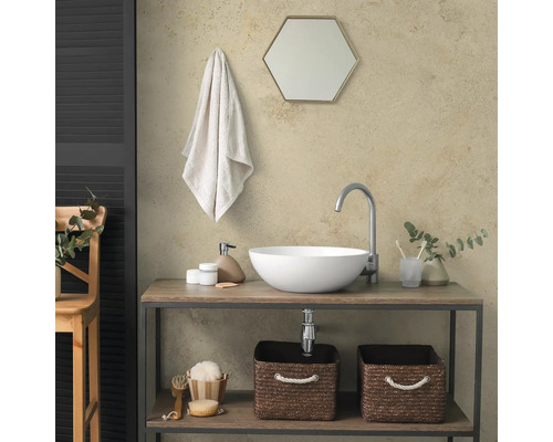 Modernes Badezimmer mit weißem Aufsatzwaschbecken auf einem Holzwaschtisch, hoher Armatur, hexagonalem Spiegel und Aufbewahrungskörben.