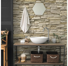 Modernes Badezimmer mit strukturierten Verblendsteinen an der Wand, Aufsatzwaschbecken auf einem Holzregal und sechseckigem Spiegel.