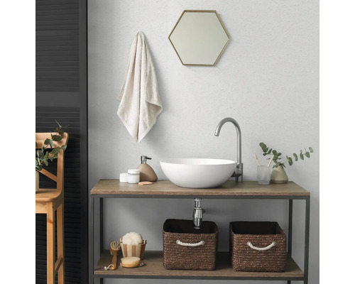 Modernes Badezimmer mit weißem Aufsatzwaschbecken, hohem Wasserhahn, sechseckigem Spiegel und Holz-Waschtisch mit Aufbewahrungskörben.