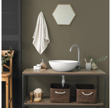 Modernes Badezimmer mit weißem Aufsatzwaschbecken auf einem Holzwaschtisch, silberner Armatur und geflochtenen Aufbewahrungskörben.