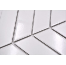 Detailansicht von weißen Mosaikfliesen in länglicher Rautenform