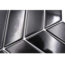 Nahaufnahme von schwarzen Keramikmosaikfliesen in Rautenform