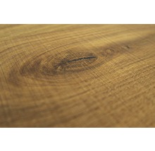 Nahaufnahme einer Holzplatte mit Maserung