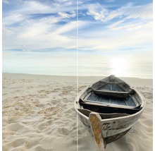 Strandszene mit einem kleinen Holzboot im Sand