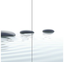 Dekorativer Stein auf Wasser