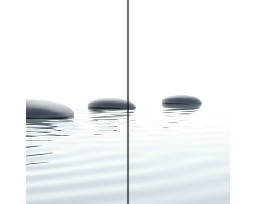 Dekorativer Stein auf Wasser