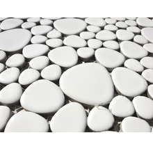 Weißes Keramikmosaik mit Kieseloptik