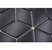 Detailaufnahme von rautenförmigen Mosaikfliesen