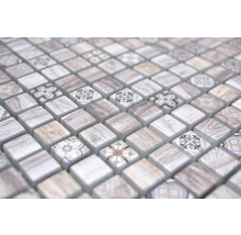 Detailansicht von Mosaikfliesen mit Holzoptik und floralen Mustern
