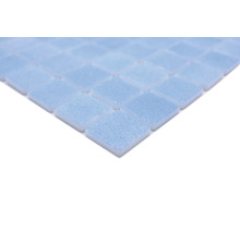 Quadratische Glasmosaikfliesen auf einem Bogen