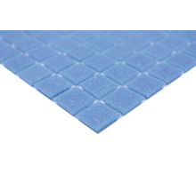 Nahaufnahme einer Fläche aus kleinen, quadratischen Glasmosaikfliesen.