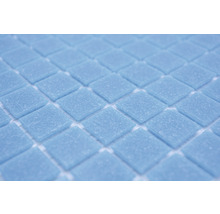 Quadratische, hellfarbige Glasmosaikfliesen im Detail