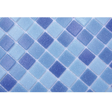 Quadratische Glasmosaikfliesen in verschiedenen Blautönen