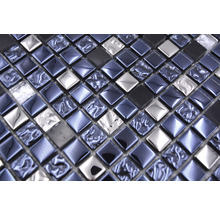 Nahaufnahme von blauen, silbernen und schwarzen Mosaikfliesen