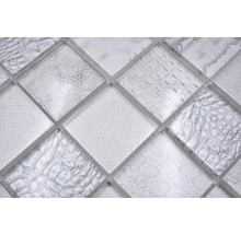 Nahaufnahme von Glasmosaikfliesen mit Lederoptik