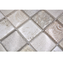 Nahaufnahme von Mosaikfliesen mit verschiedenen Texturen