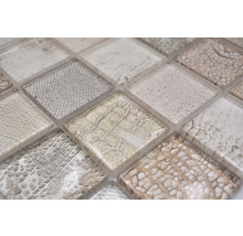 Nahaufnahme von Mosaikfliesen mit Reptilienmuster