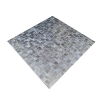 Quadratische Mosaikfliese aus Metall