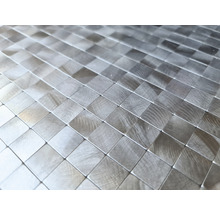 Nahaufnahme von quadratischen Metallfliesen