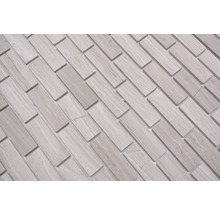 Dekorative Wandfliesen aus hellem Naturstein, rechteckig angeordnet.