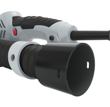 Detailansicht eines Laubbläsers mit Griff und Blasrohr.