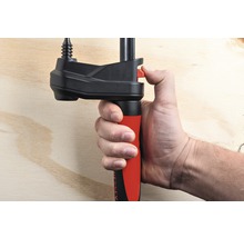 Hand, die eine Einhandzwinge bedient