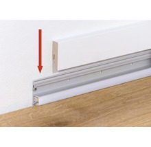 Aufnahme einer Sockelleiste mit LED-Beleuchtung und rotem Pfeil.