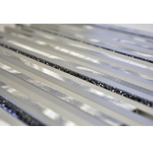 Nahaufnahme von mehreren Aluminiumprofilen mit glitzernden, dunklen Akzenten